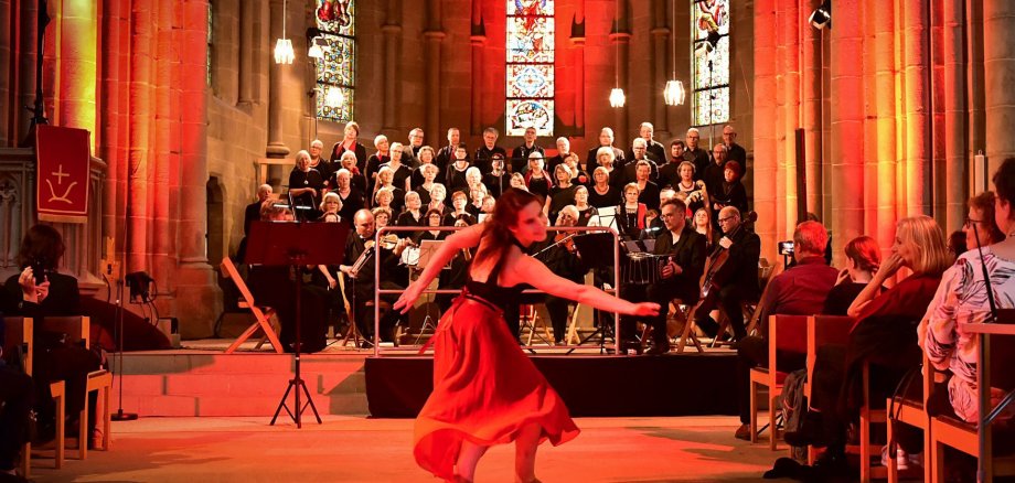 Georgia Rapti setzt Musik und Gesang des Tangoabends tänzerisch in Szene.