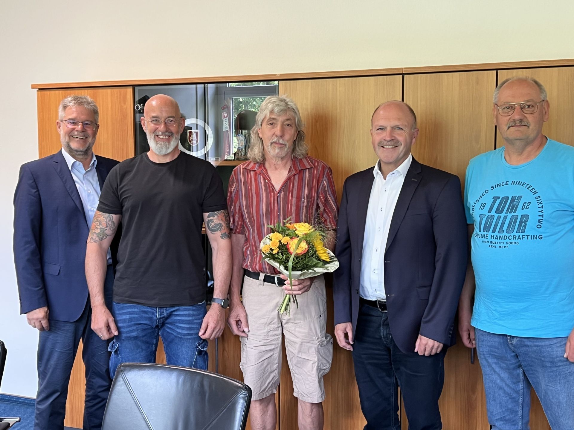 Das Foto zeigt den Jubilar Joachim Donauer mit Kollegen, Personalvertretung und Bürgermeister Marx bei der Feierstunde.