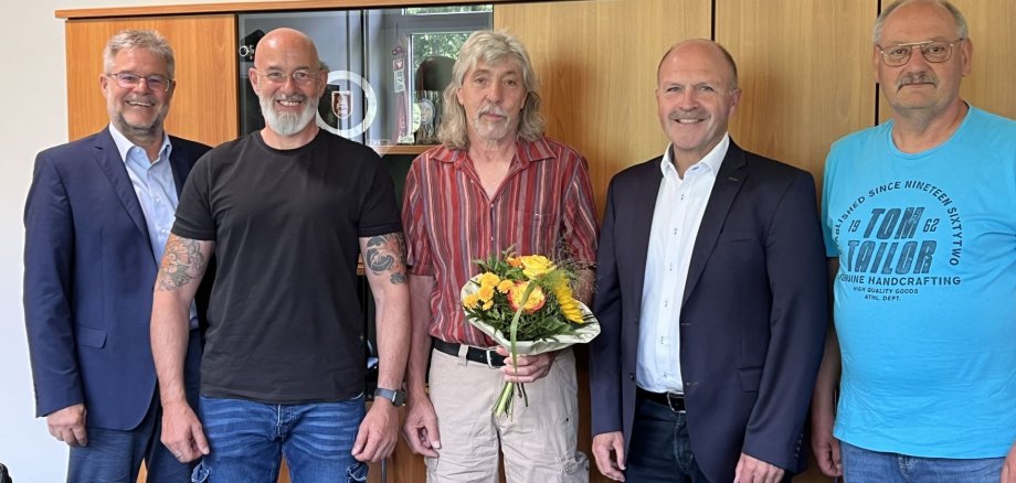 Das Foto zeigt den Jubilar Joachim Donauer mit Kollegen, Personalvertretung und Bürgermeister Marx bei der Feierstunde.