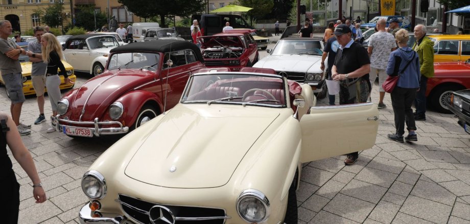 Das Foto zeigt Oldtimer und Besucher auf dem Schleiferplatz. 