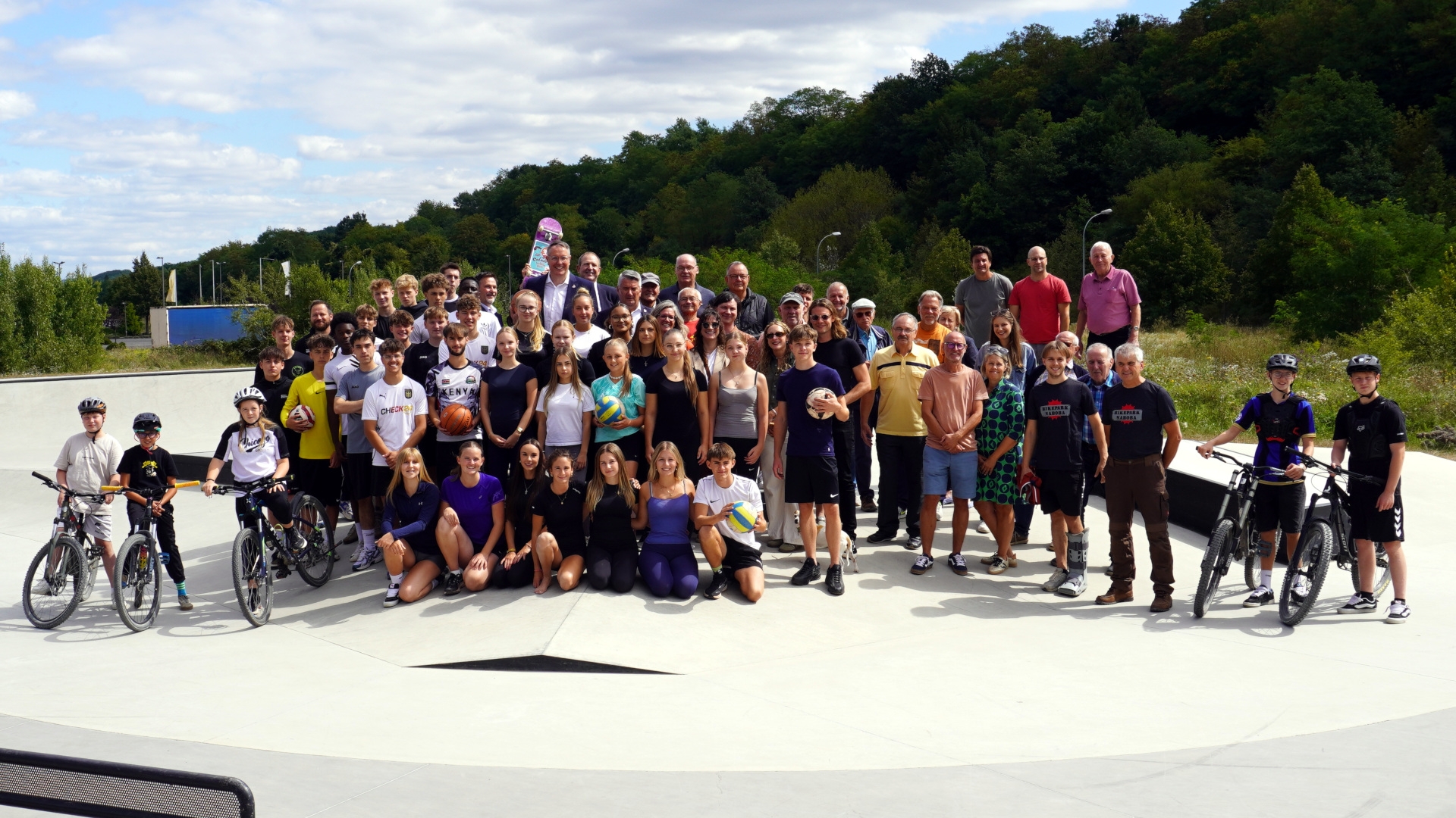 Das Foto zeigt einen große Gruppe von Menschen, die auf der Skateranlage des Stadtparks stehen.