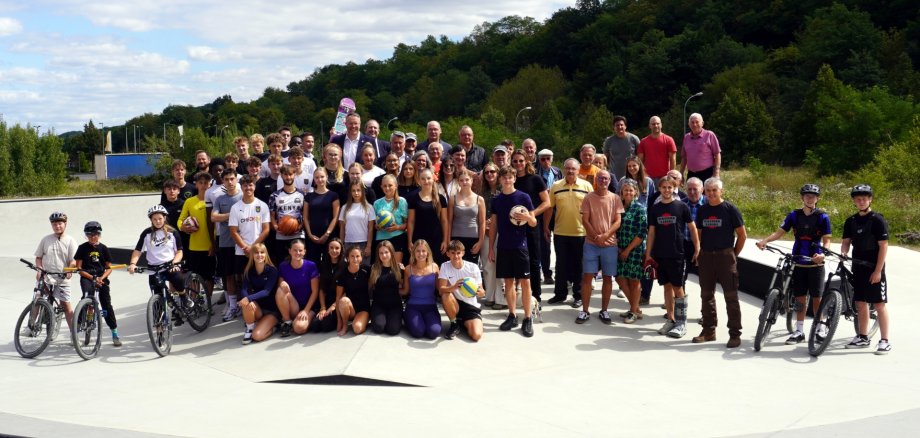 Das Foto zeigt einen große Gruppe von Menschen, die auf der Skateranlage des Stadtparks stehen.