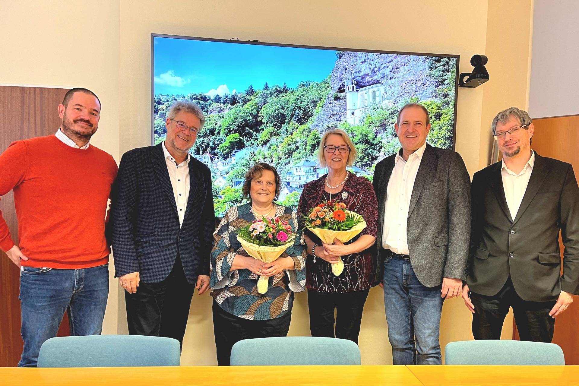 Das Foto zeigt die genannten Personen im Sprechungszimmer des Oberbürgermeisters.