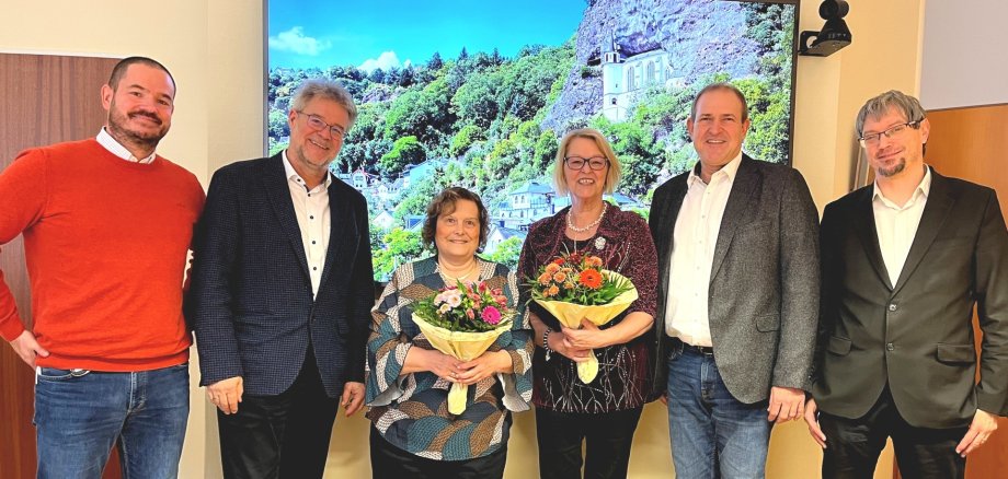 Das Foto zeigt die genannten Personen im Sprechungszimmer des Oberbürgermeisters.