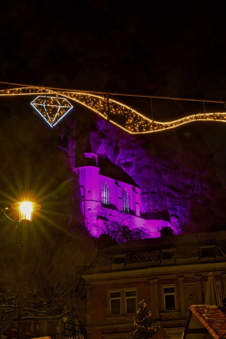 Die Felsenkirche strahlte in der Vorweihnachtszeit. Die Felsenkirche wurde in der Vorweihnachtszeit in verschiedenen Farben angestrahlt.