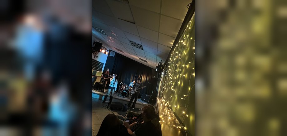 Das Foto zeigt das festlich geschmückte JAM beim Auftritt der Band Twenty2's. 