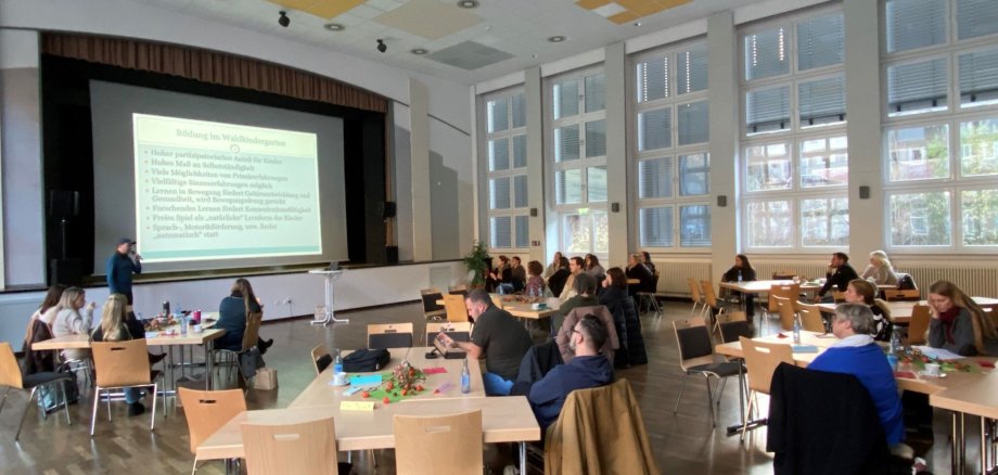 Impressionen von der trägerübergreifenden Leitungskonferenz. Das Foto zeigt die Teilnehmer der Leitungskonferenz in der Göttenbach-Aula während eines Vortrages.