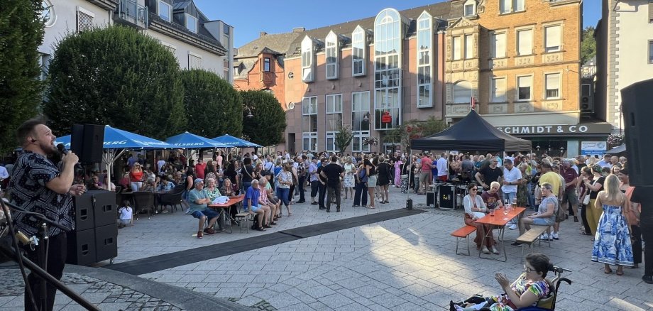 Das Foto zeigt viele Besucher auf dem Schleiferplatz beim After Work Event.