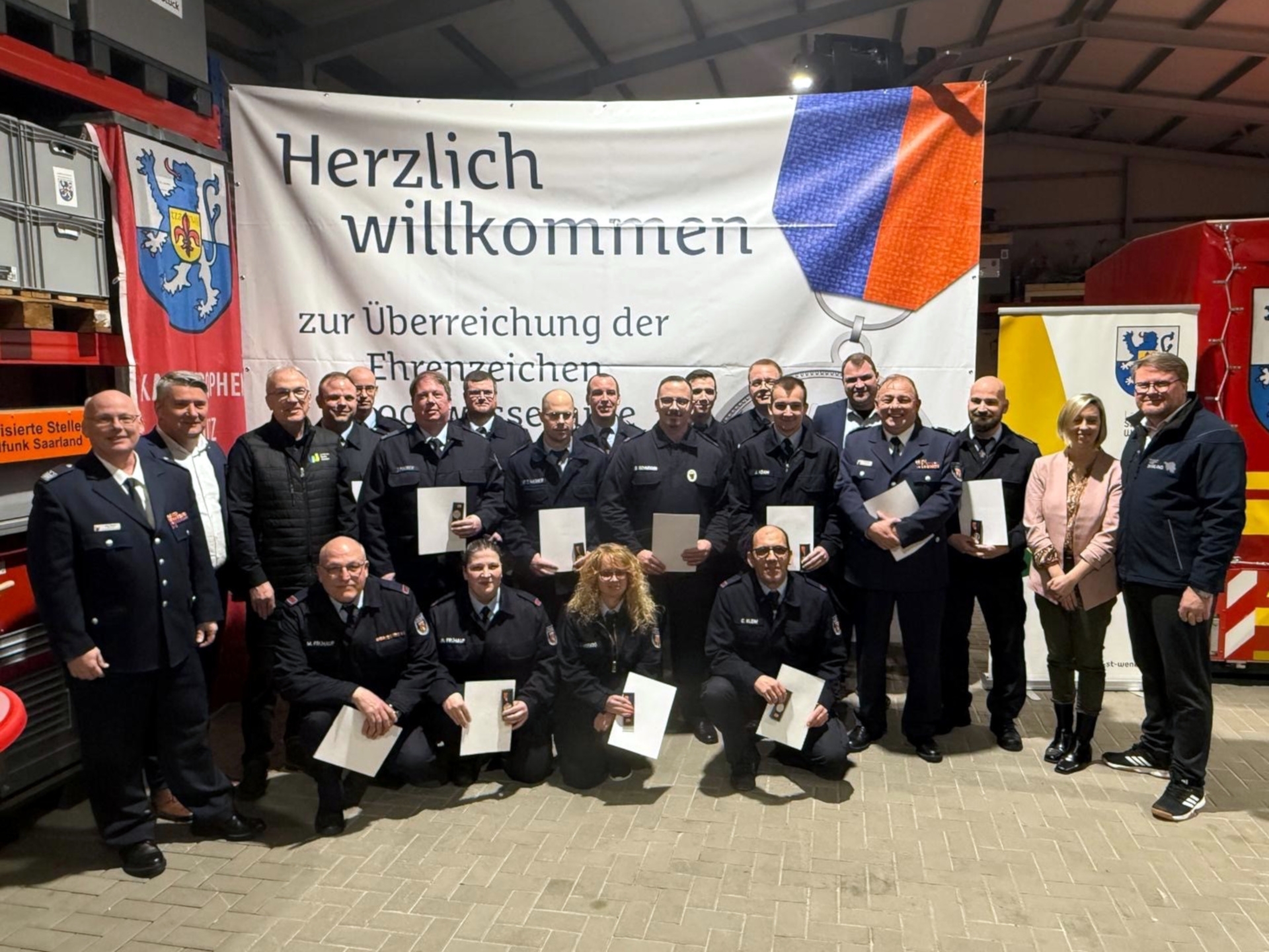 Das Foto zeigt die Delegation aus Idar-Oberstein bei der Übergabe der Ehrenzeichen.
