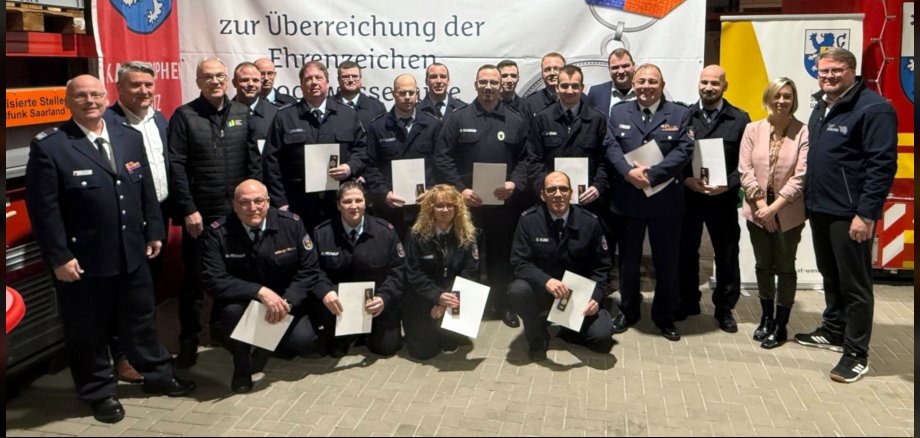 Das Foto zeigt die Delegation aus Idar-Oberstein bei der Übergabe der Ehrenzeichen.