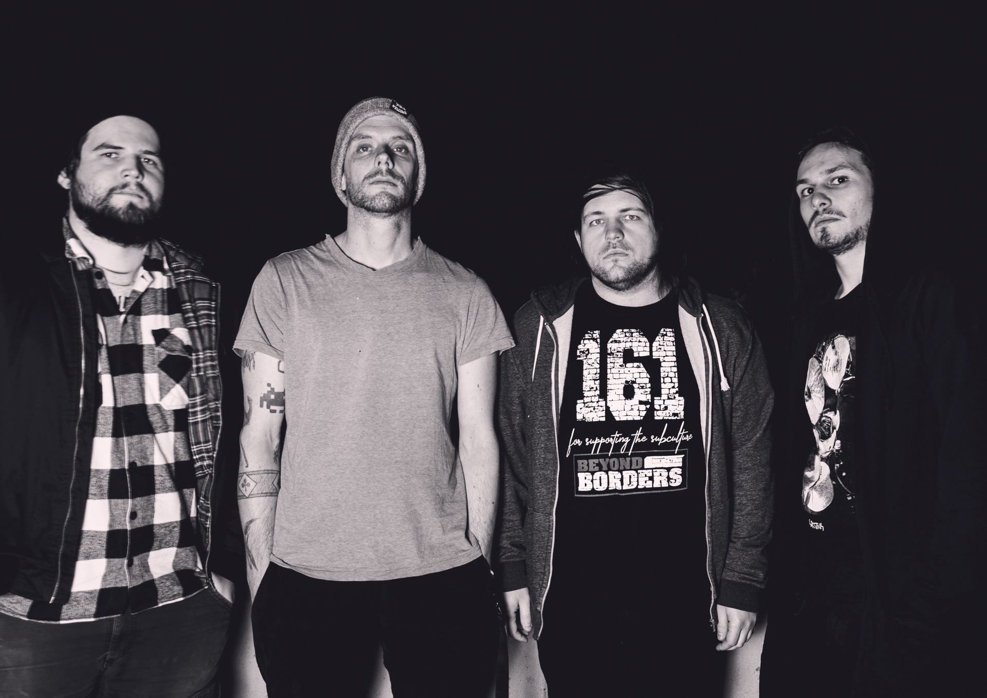 Gruppenfoto mit den vier Bandmitgliedern.