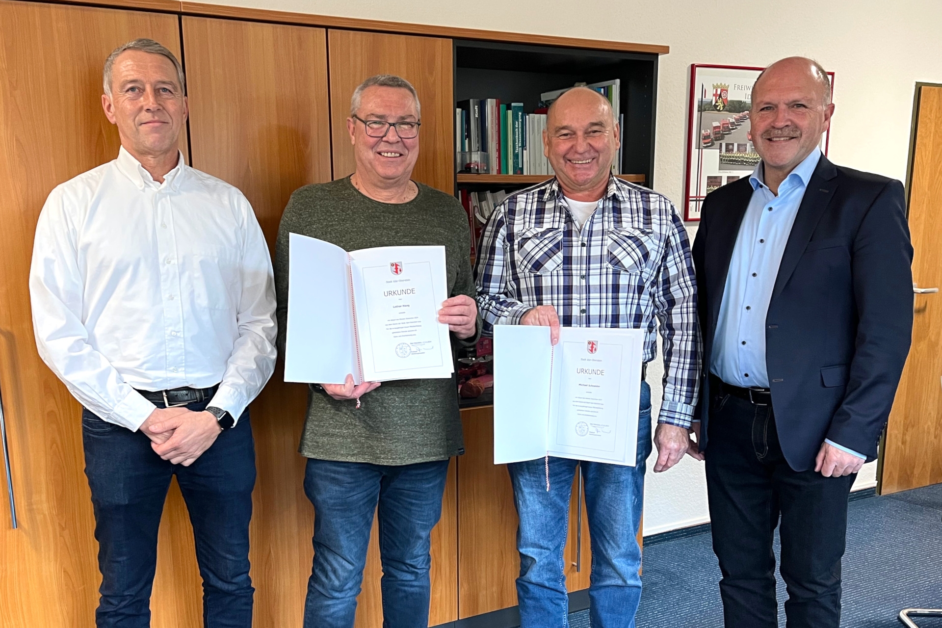 Das Foto zeigt den Personalratsvertreter Christoph Hahn, Lothar Haag, Michael Schneider und Bürgermeister Marx. Sie stehen  nebeneinander im Büro des Bürgermeisters und blicken in die Kamera.