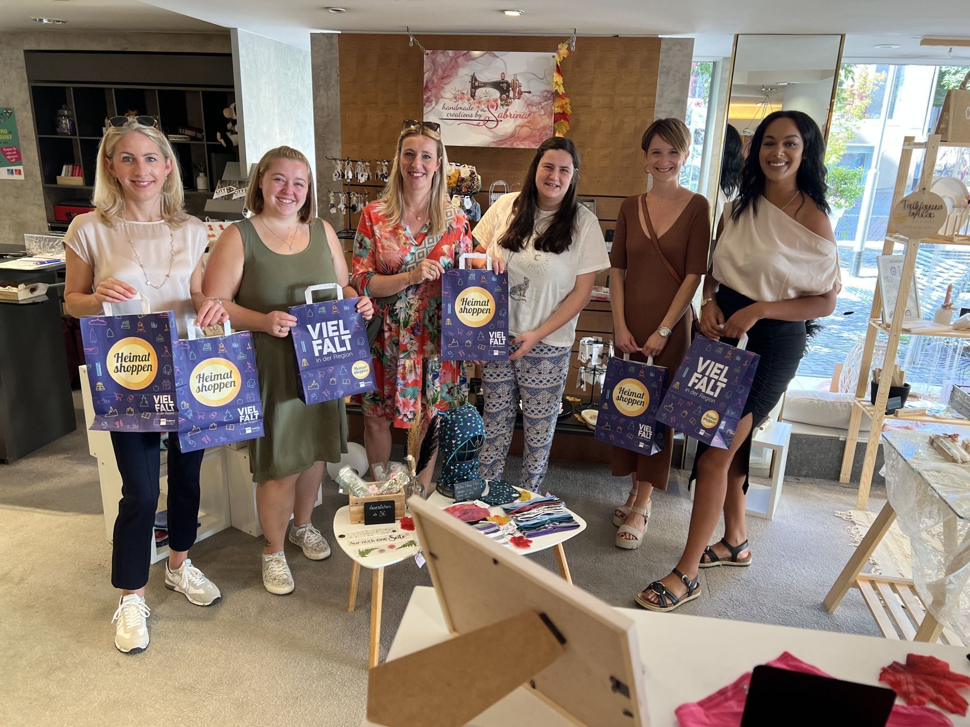 Das Foto zeigt sechs Frauen, die Unternehmerinnen des Pop-Up-Stores, Vertreter der Wirtschaftsförderung, der IHK und die Citymanagerin. 