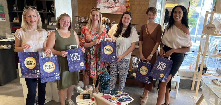 Das Foto zeigt sechs Frauen, die Unternehmerinnen des Pop-Up-Stores, Vertreter der Wirtschaftsförderung, der IHK und die Citymanagerin. 