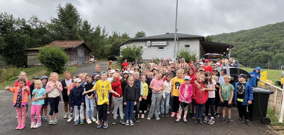 Das Foto zeigt die Kinder der AWO Stadtranderholung beim Besuch von Bürgermeister Friedrich Marx. 