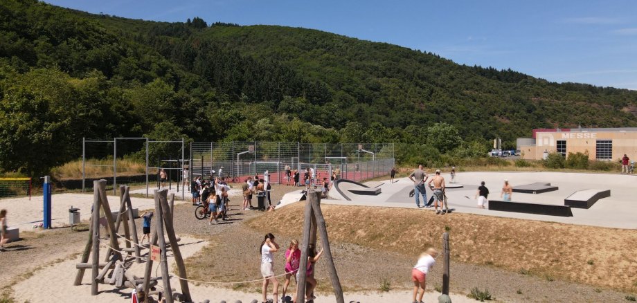 Das Foto zeigt den Stadtpark während des Sommerfestes bei gutem Wetter und vielen Kindern und Jugendlichen auf den Spielgeräten. 