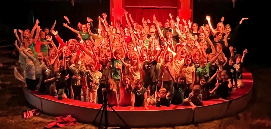 Das Foto zeigt die Kinder, Betreuer sowie den Vertretern der KSK und OB Frühauf. Sie stehen alle in der Manage und präsentieren den Zirkusgruß.
