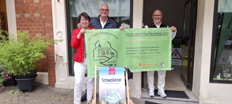 Das Foto zeigt das Ehepaar Frühauf mit Rainer Hagner neben einem Sonnenstuhl mit dem Logo "Schwollener Sprudel".