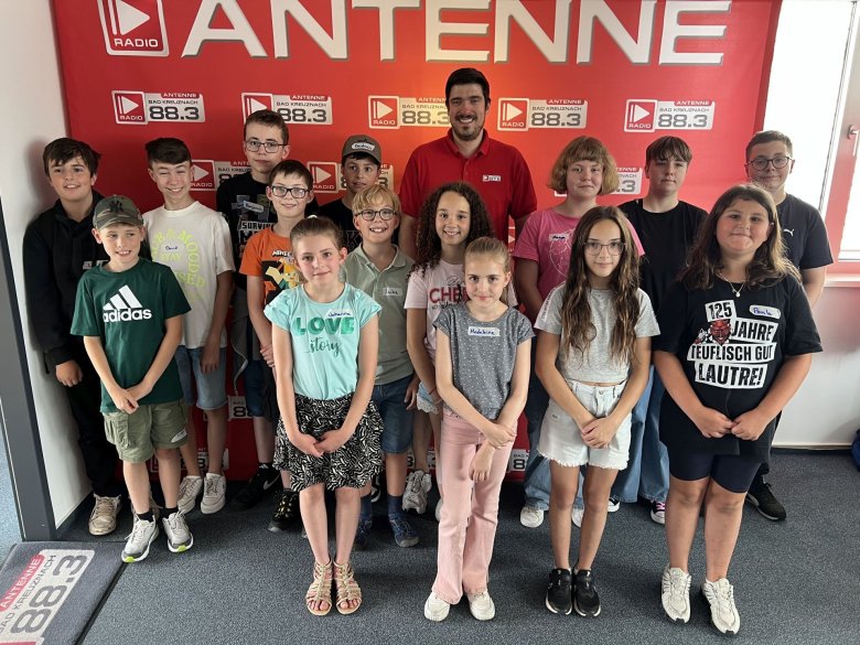 Begeistert waren die Kinder vom Besuch bei Radio Antenne Bad Kreuznach / Idar-Oberstein. Das Foto zeigt die Kinder und den Moderator im Radiosender Antenne Bad Kreuznach / Idar-Oberstein.