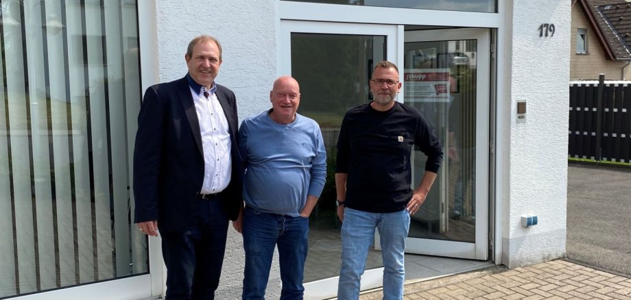 Das Foto zeigt Oberbürgermeister Frank Frühauf mit den Geschäftsführern der Firma Schupp vor deren Firmengebäude. 