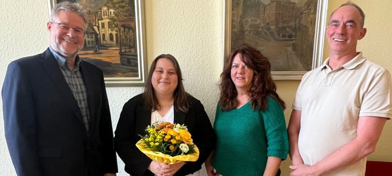 Da sie am gemeinsamen Termin auf Dienstreise war, wurde Julia Abrossinow (2. v. l) von LBB Petry, der Personalratsvorsitzenden Susanne Becker und Jugendamtsleiter Michael Schweizer (v. l.) beglückwünscht. Das Foto zeigt Julia Abrossinow, bei den Glückwünschen zur Verwaltungsfachwirtin.