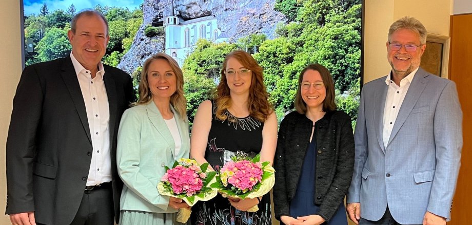 Das Foto zeigt Anastasia Weber-Schüßler und Ina Melssen, die erfolgreich die Prüfung zur Verwaltungsfachwirtin abgeschlossen haben.