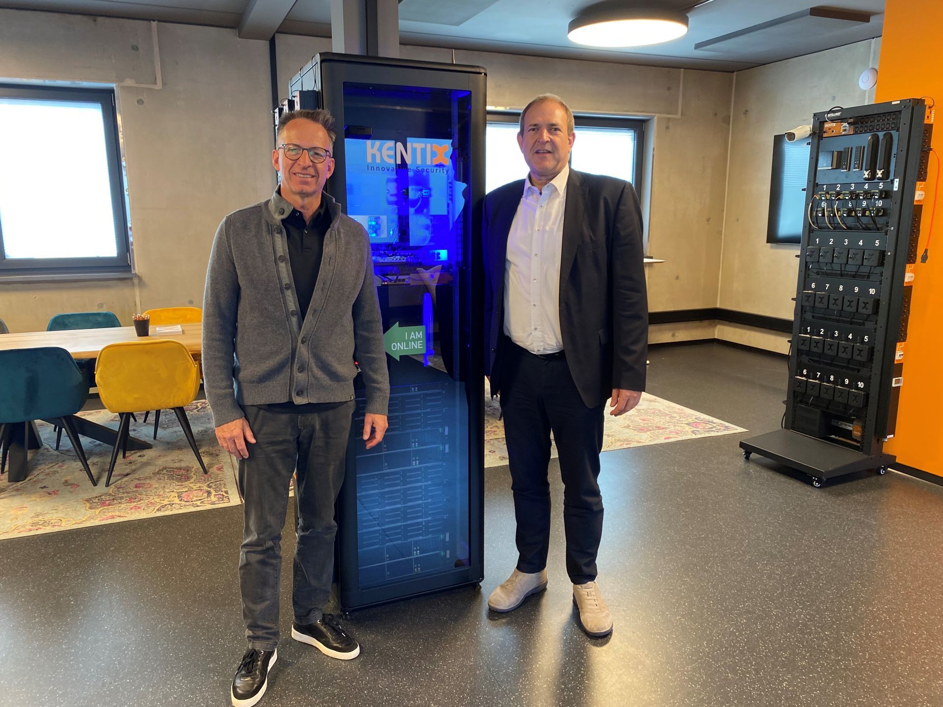 Das Foto zeigt Oberbürgermeister Frühauf und Kentix-Geschäftsführer Thomas Fritz beim Firmenbesuch in den Räumen der Firma Kentix.