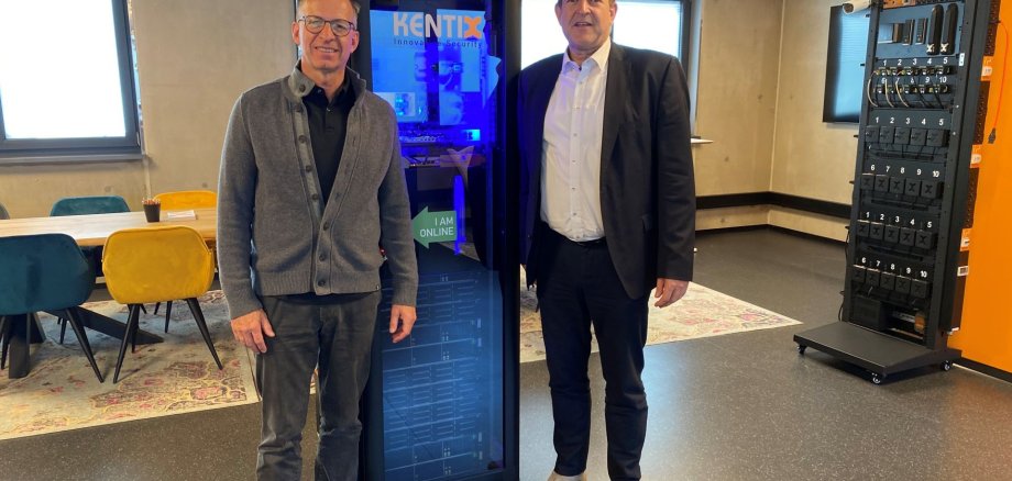 Das Foto zeigt Oberbürgermeister Frühauf und Kentix-Geschäftsführer Thomas Fritz beim Firmenbesuch in den Räumen der Firma Kentix.