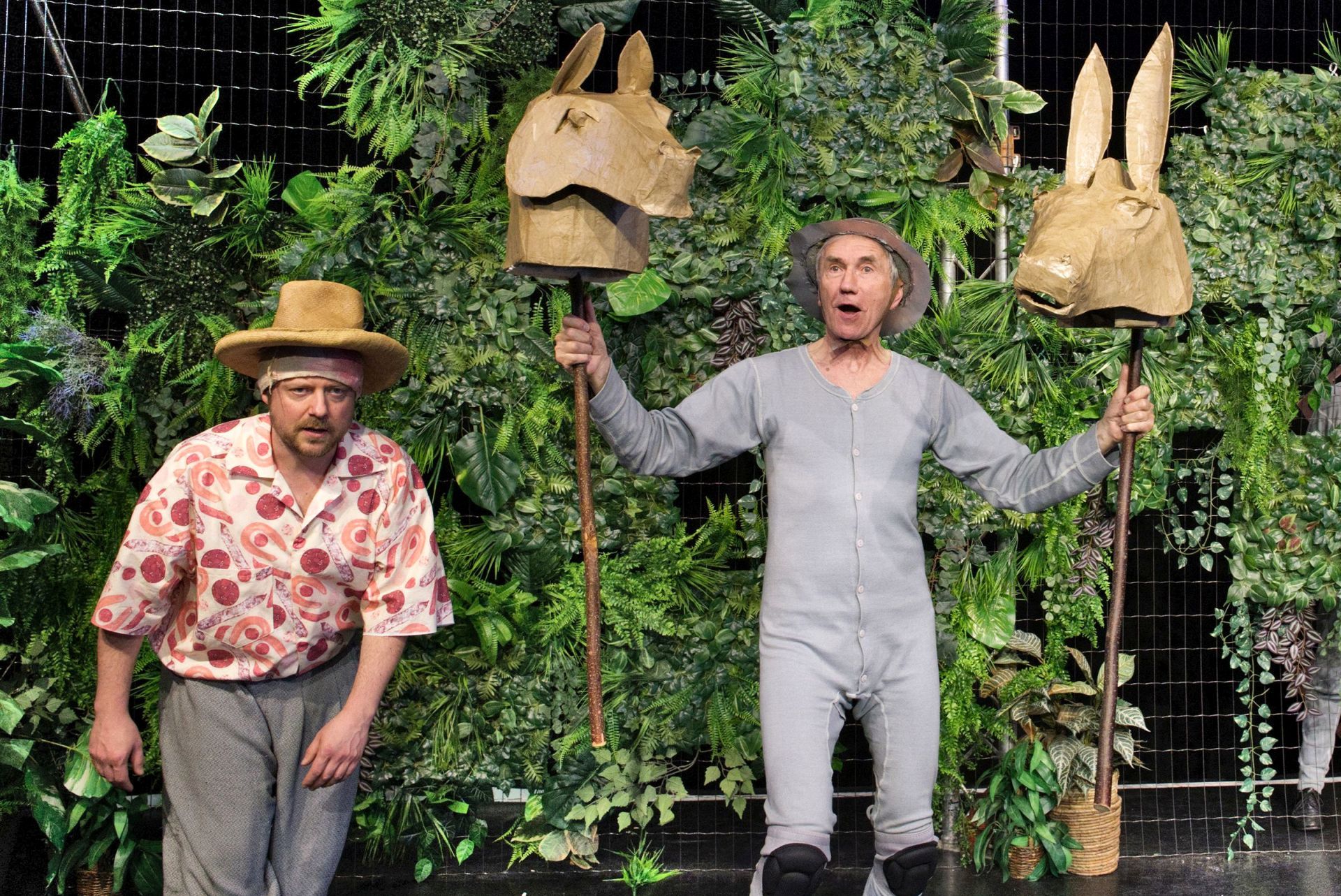 Das Foto zeigt eine Spielszene aus dem Stück Don Quijote. 