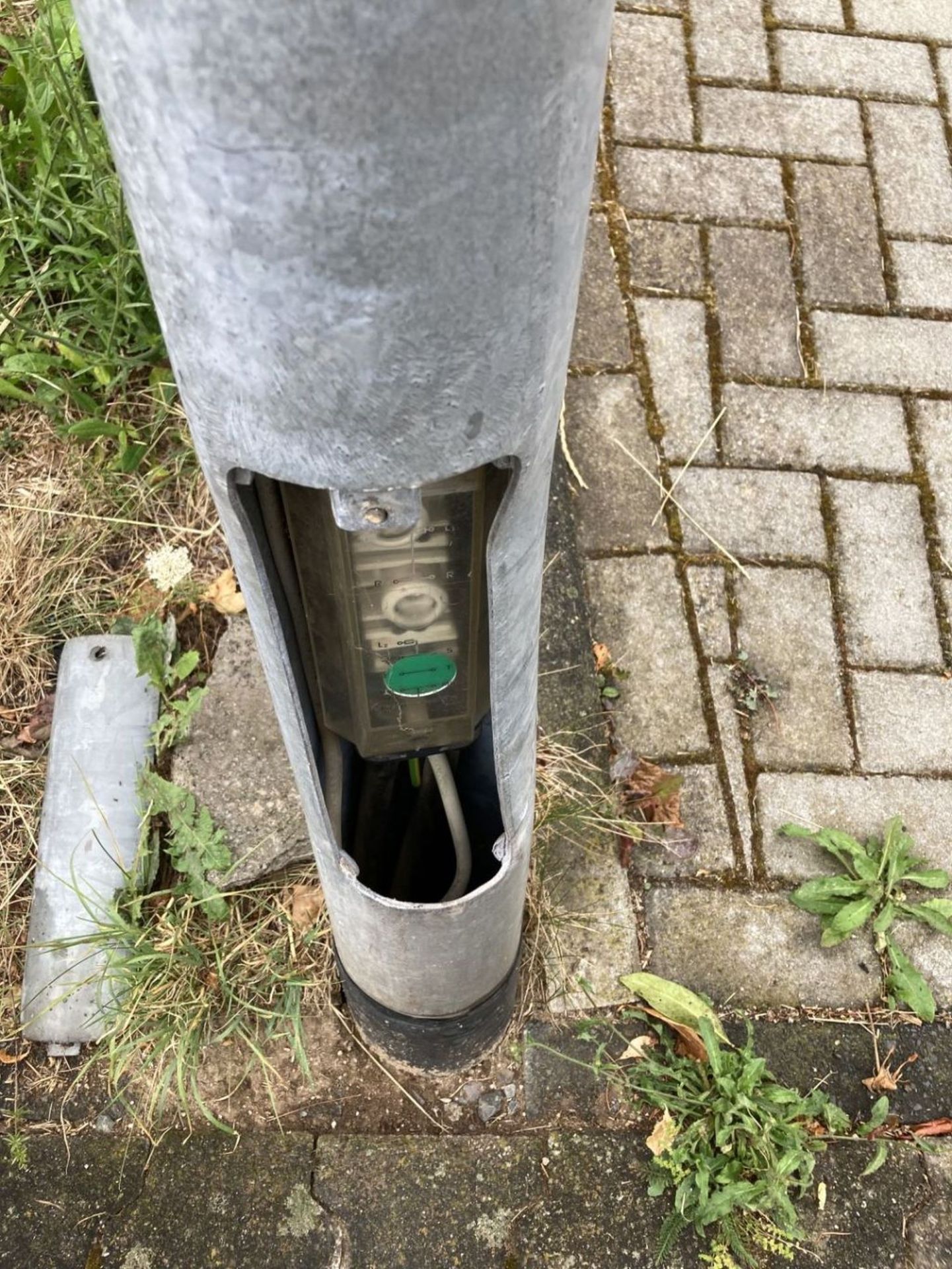 Das Foto zeigt einen beschädigten Lichtmast.