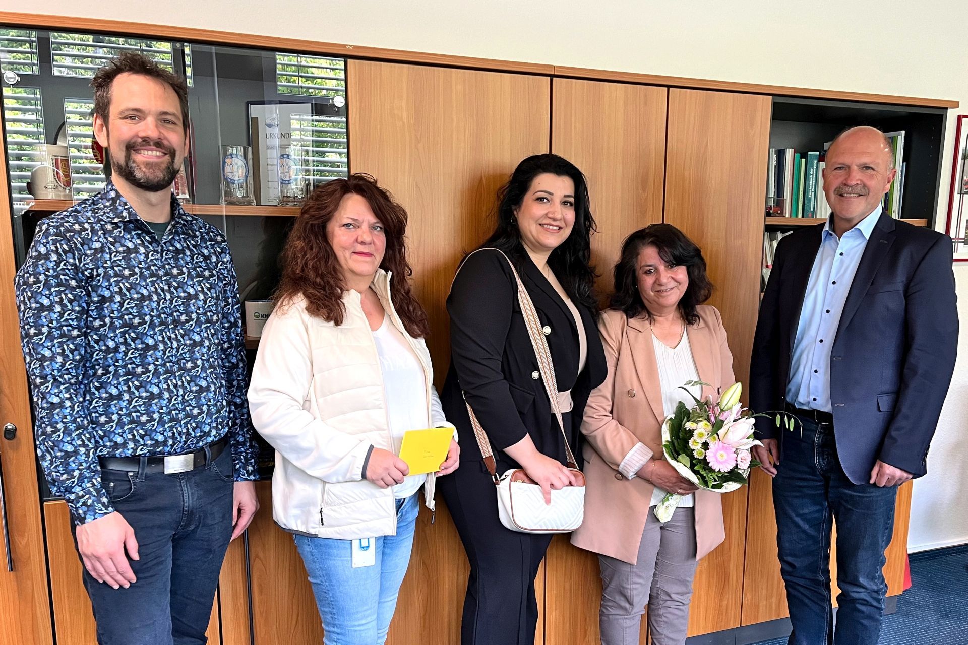 Das Foto zeigt Zekiye Karayilan mit Vertretern der Stadtverwaltung im Büro des Bürgermeisters bei der Verabschiedung.