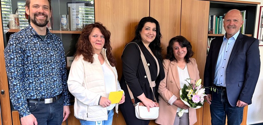 Das Foto zeigt Zekiye Karayilan mit Vertretern der Stadtverwaltung im Büro des Bürgermeisters bei der Verabschiedung.