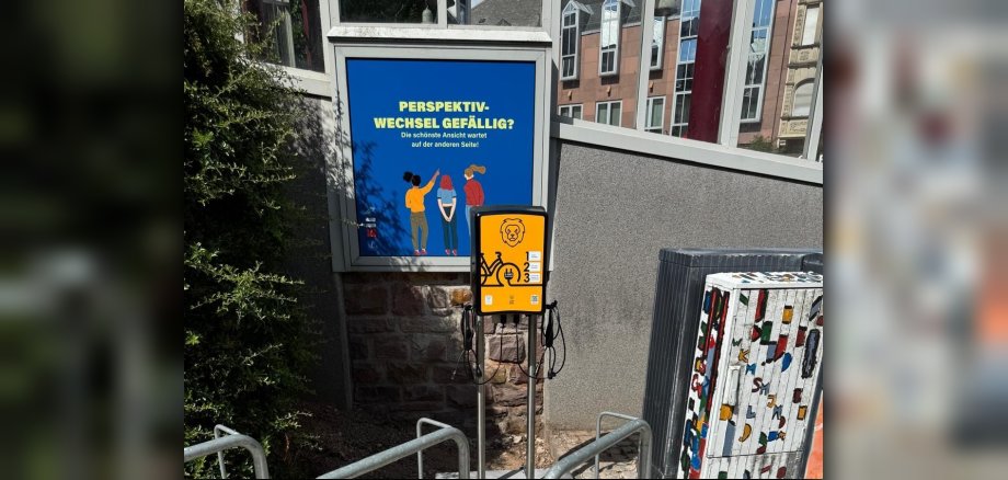 Das Foto zeigt die E-Bike Ladestation an der Muschel auf dem Schleiferplatz in Idar.