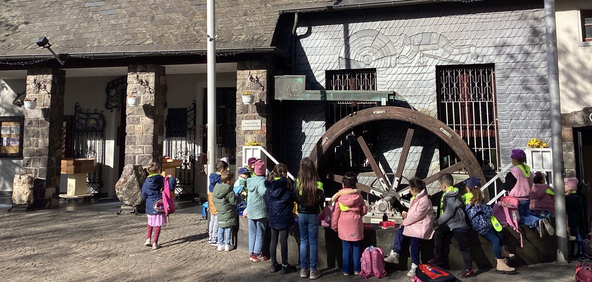 Das Foto zeigt die Kinder am Wasserrad des Mineralienmuseums.