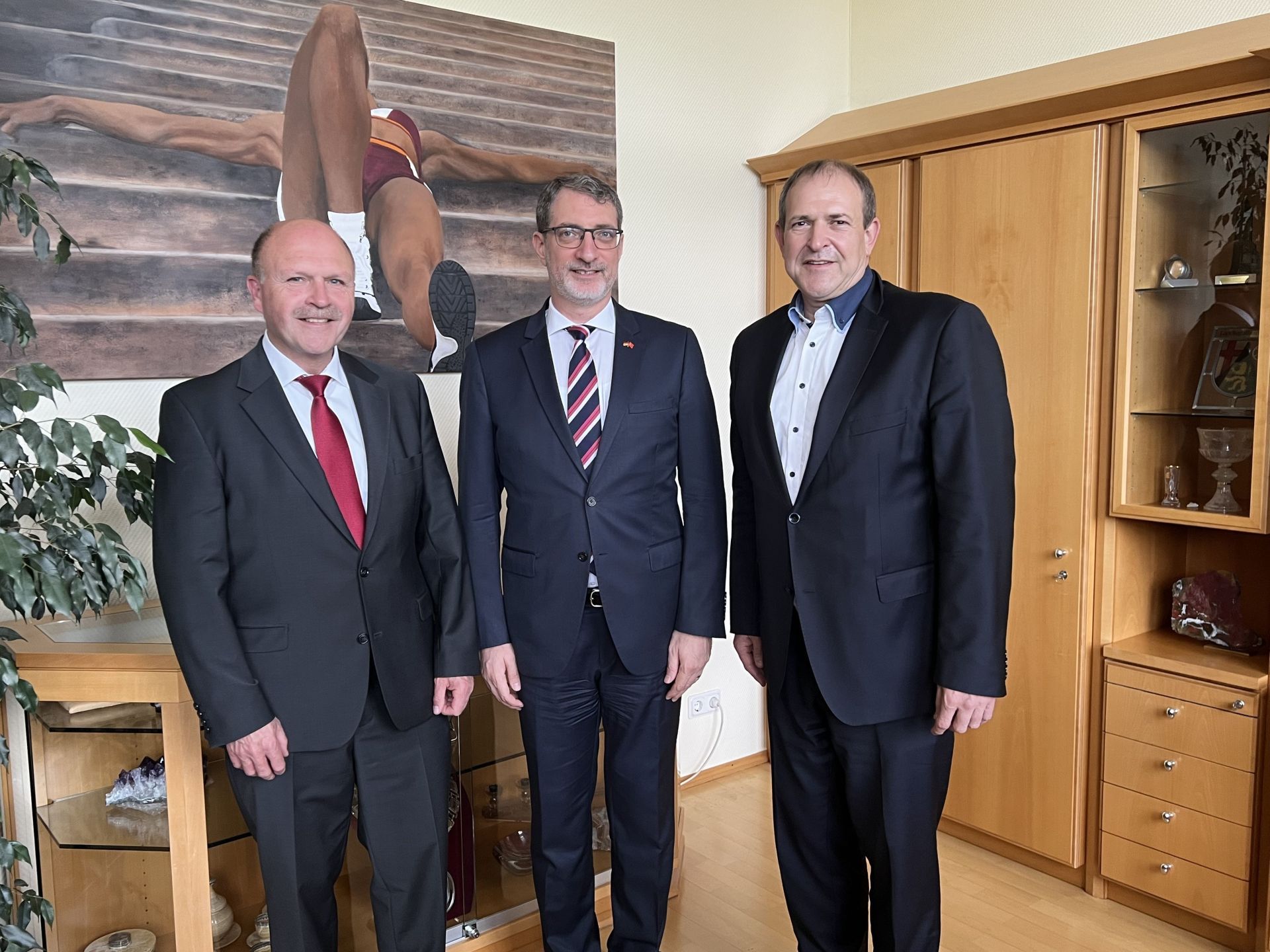 Das Foto zeigt die genannten drei Männer im Büro des Oberbürgermeisters.