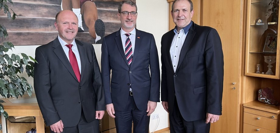 Das Foto zeigt die genannten drei Männer im Büro des Oberbürgermeisters.