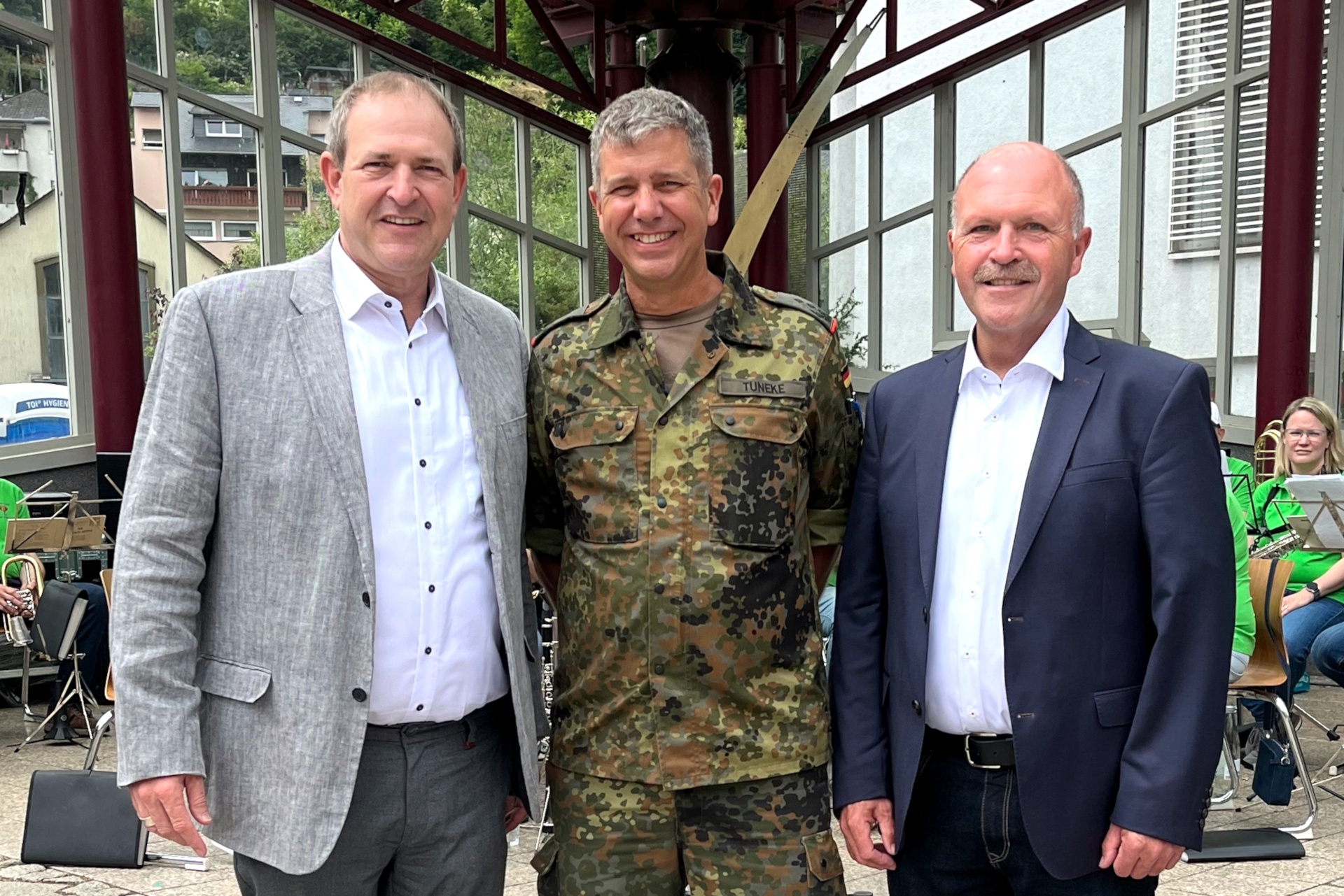 Das Foto zeigt die genannten Personen. Sie stehen nebeneinander und schauen in die Kamera.