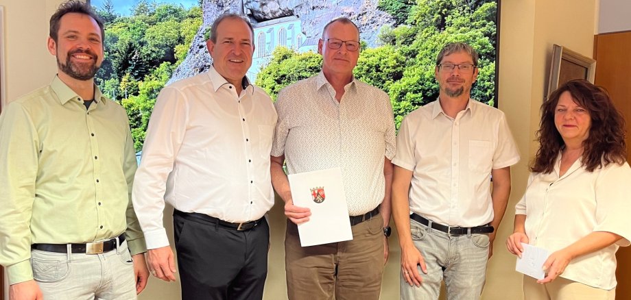 Das Foto zeigt die genannten Personen, die nebeneinander im OB-Besprechungszimmer stehen und in die Kamera schauen. Markus Petry steht in der Mitte und hält die Dankurkunde in den Händen.