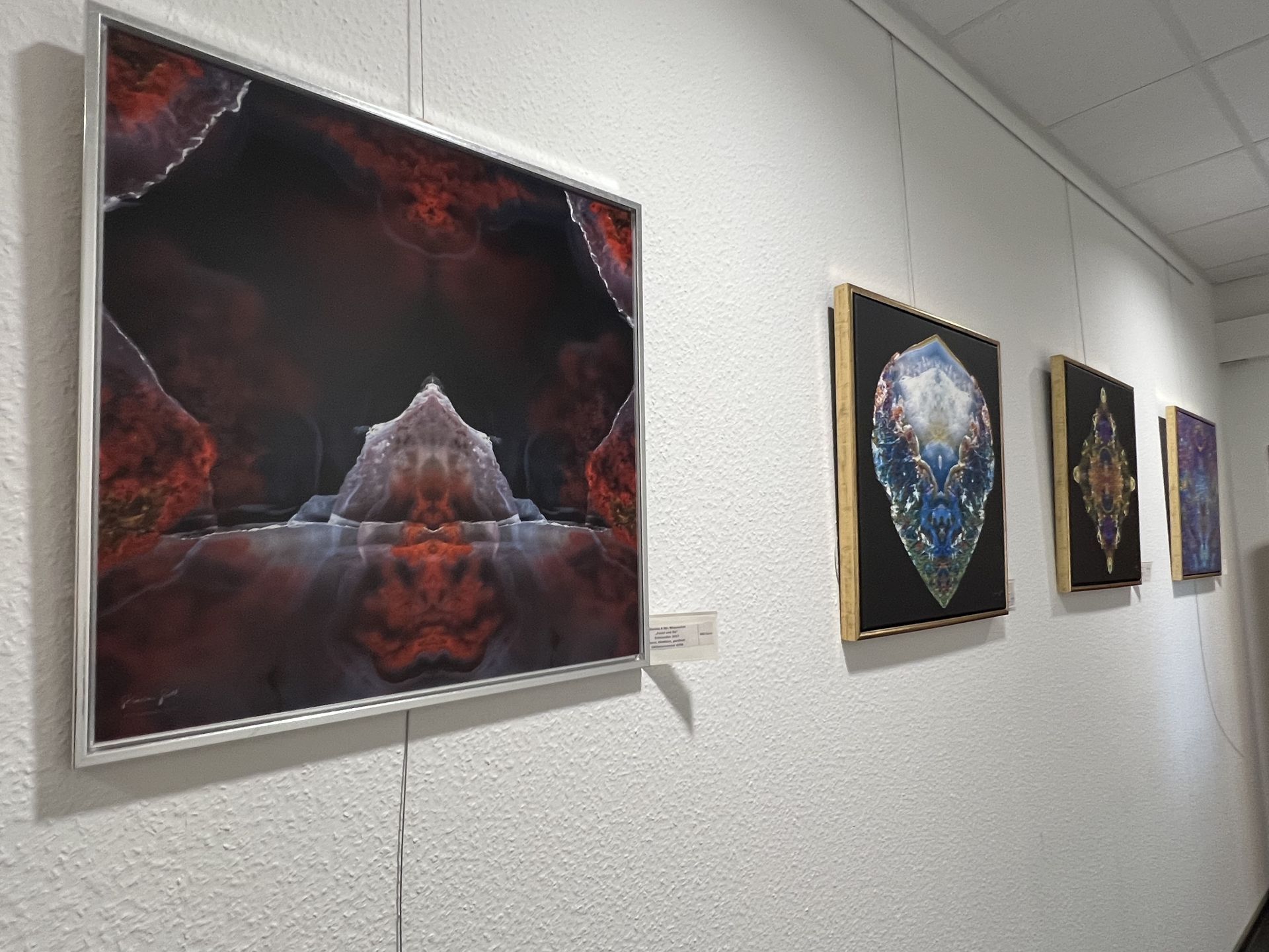 Die Wände im Foyer der Stadtverwaltung bieten viele Möglichkeiten Kunstwerke zu präsentieren.