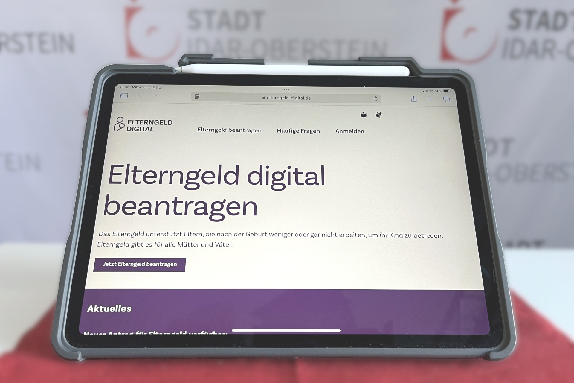 Das Foto zeigt ein Tablet, auf dem die Internetseite www.elterngeld-digial.de aufgerufen ist.