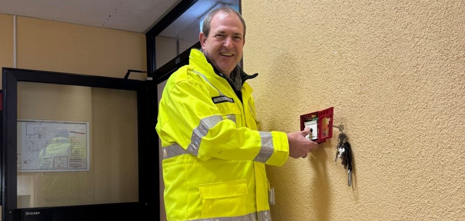 Oberbürgermeister Frank Frühauf startet die Großübung an der Grundschule Bein.