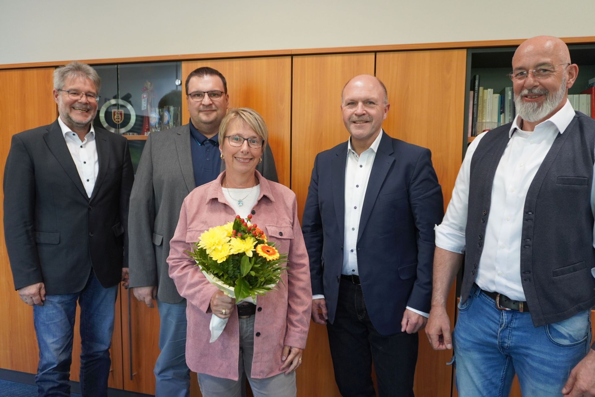 Umringt von Kollegen, Vorgesetzten und Vertretern des Personalrates steht Andrea Haag auf dem Foto für ihr Dienstjubiläum. 
