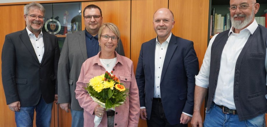 Umringt von Kollegen, Vorgesetzten und Vertretern des Personalrates steht Andrea Haag auf dem Foto für ihr Dienstjubiläum. 