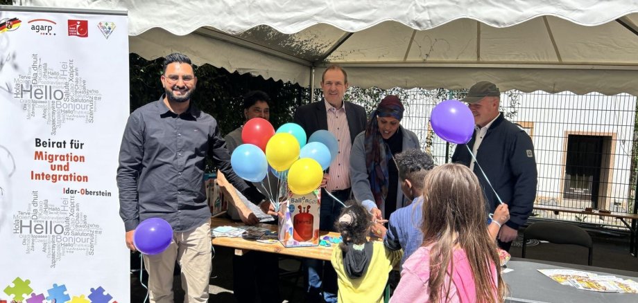 Auf dem Foto sind Mitglieder des Beirates für Migration und Integration, die die Integreat-App vorgestellt haben an einem Stand auf dem Wasenfest.