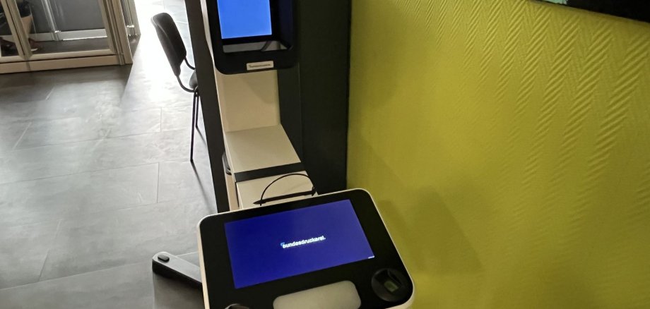 Das Foto zeigt das ID-Terminal im Bürgerservice, an dem einfach direkt vor Ort digitale Fotos zur Beantragung von Identitätsdokumenten gemacht werden können. 