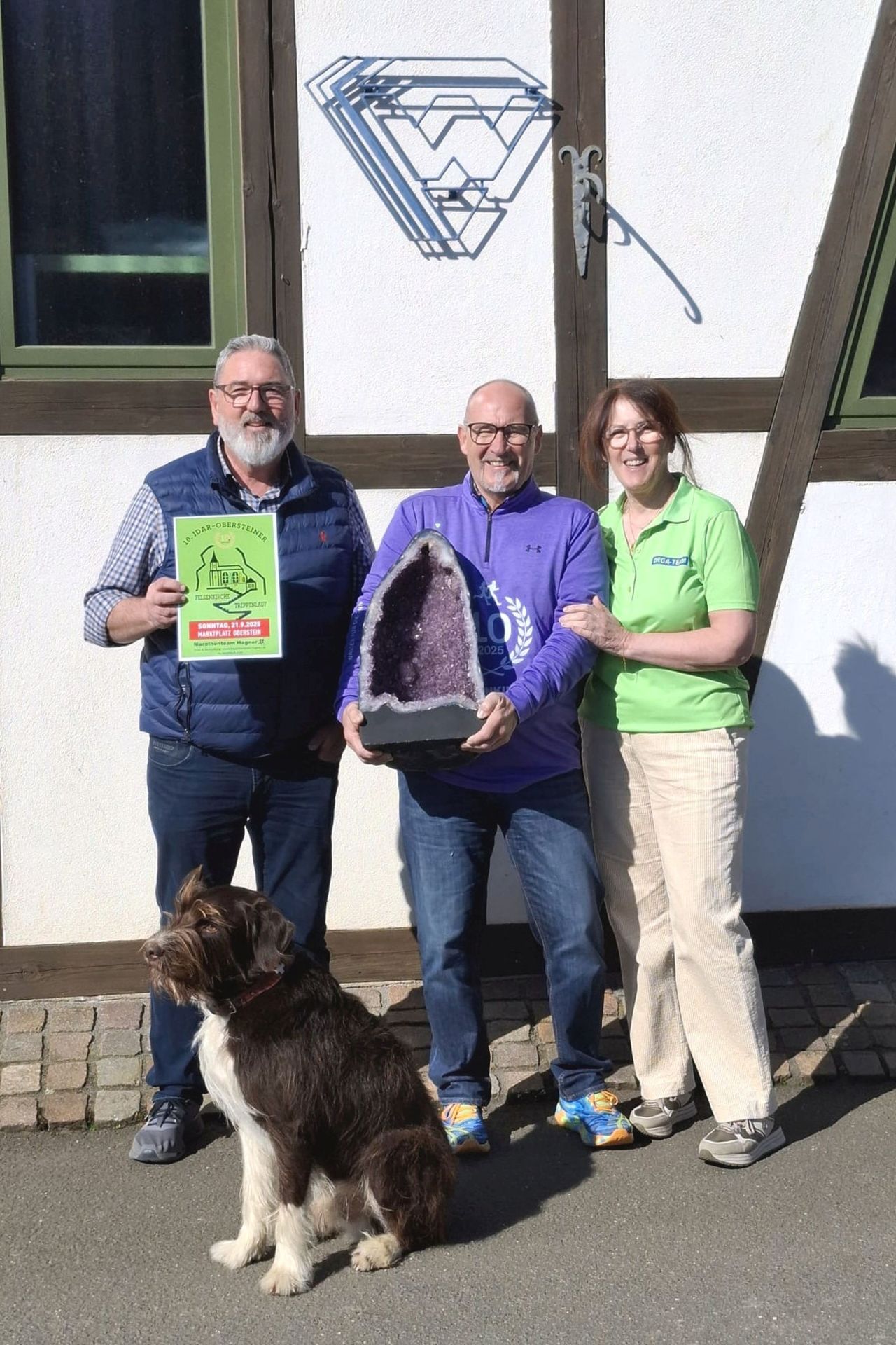 Ganz schön schwer zu schleppen hat Rainer Hagner an der von Jörg Welsch (l.) gestifteten Amethystdruse.