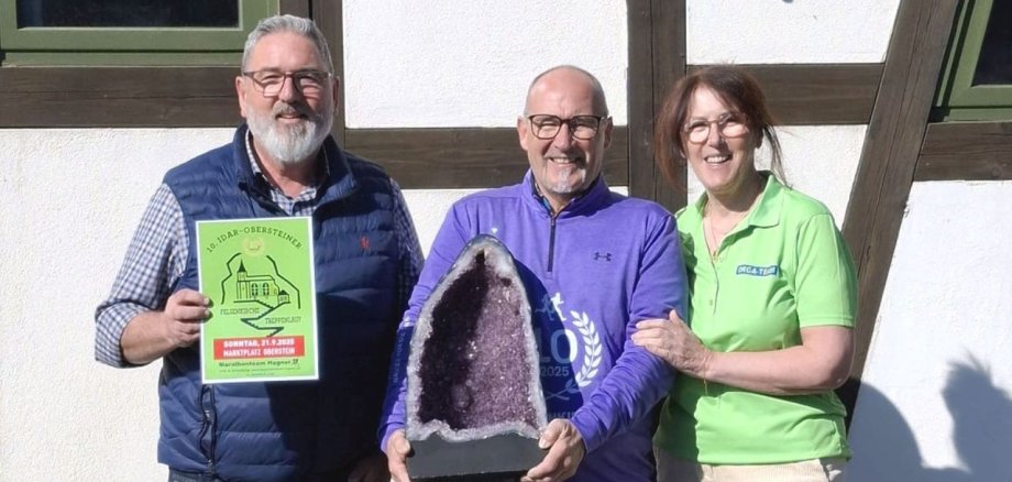 Ganz schön schwer zu schleppen hat Rainer Hagner an der von Jörg Welsch (l.) gestifteten Amethystdruse.