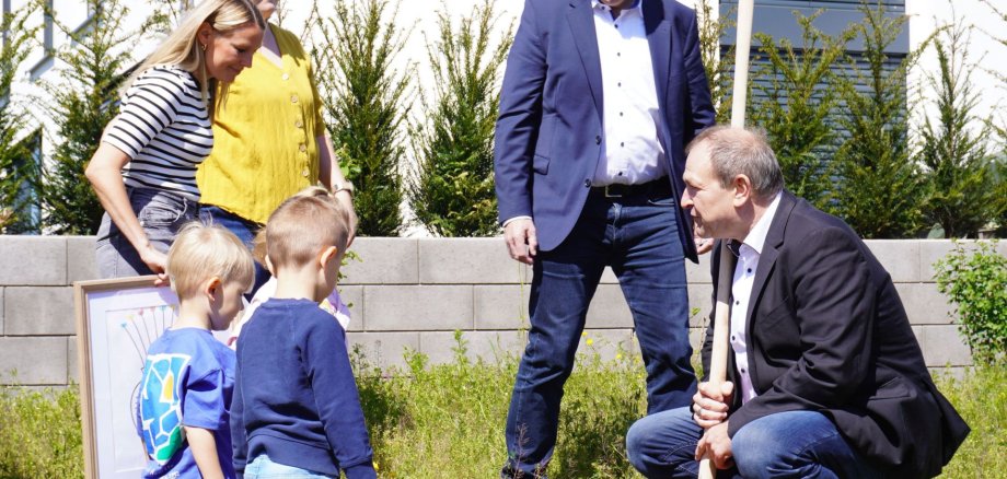 Im Rahmen der Besichtigung durch den Stadtvorstand wurde auch ein Strauch gepflanzt.