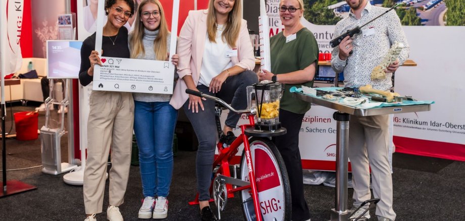 Die Karrieremesse ist für heimische Institutionen, Unternehmen und Bildungseinrichtungen eine sehr gute Chance, um mit potenziellen Mitarbeitern vom morgen ins Gespräch zu kommen. Mit von der Partie war im Vorjahr als Aussteller unter anderem das Klinikum Idar-Oberstein.