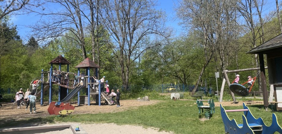 Das Foto zeigt den Spielplatz an der Weiherschleife, auf dem die Kinder der Kita Weierbach spielen.